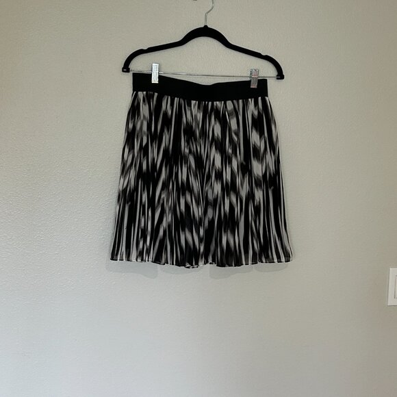 Vince Camuto  Blk/white  flowy skirt full skater mini Size 6 - Picture 2 of 7